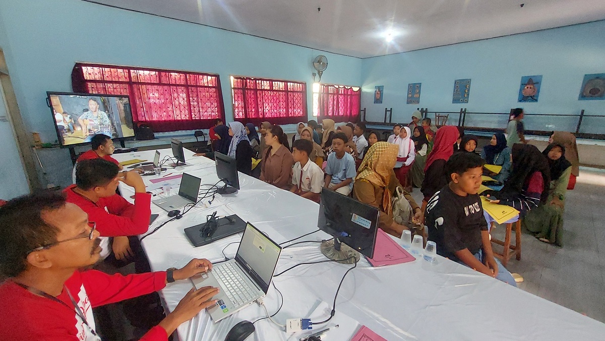 PROSES: Calon murid baru bersama orang tua mengantre untuk daftar SPMB di SMPN 1 Mumbulsari, kemarin (10/6). (JUMAI/RADAR JEMBER)