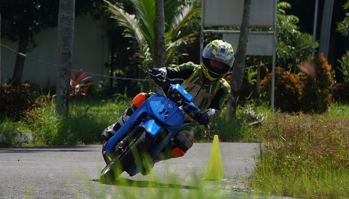 TANCAP GAS: Atlet road race Jember berlatih di pelataran Stadion JSG, beberapa waktu lalu. (YULIO FA/RADAR JEMBER)