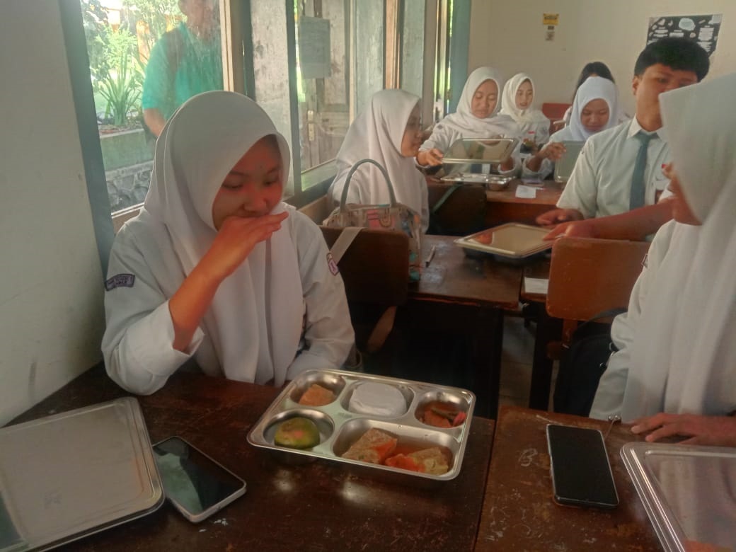DISTRIBUSI: Siswa SMKN 1 Jember antusias menyambut pendistribusian MBG, kemarin (10/6/2025). (RONY)