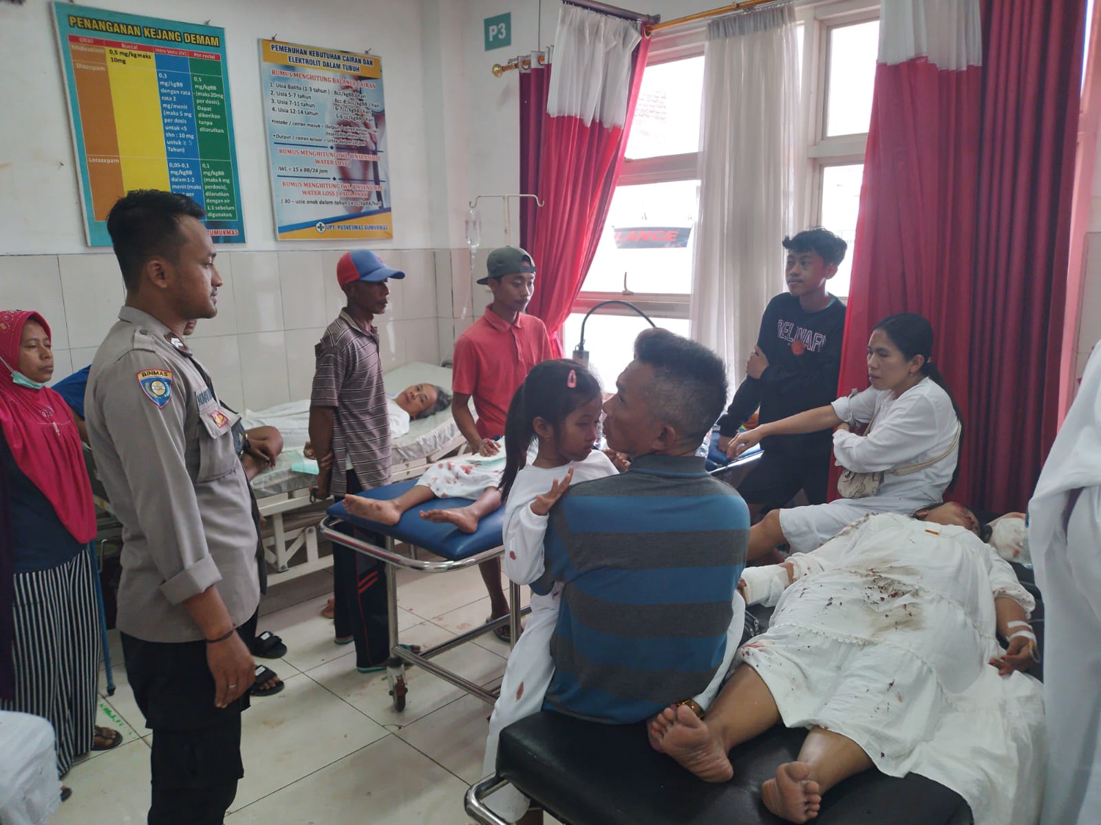 DILARIKAN KE PUSKESMAS: Para korban yang naik kereta kelinci atau odong-odong terpaksa dilarikan ke IGD Puskesmas Gumukmas karena mengalami luka-luka, kemarin (10/6/2025). (JUMAI/RADAR JEMBER)