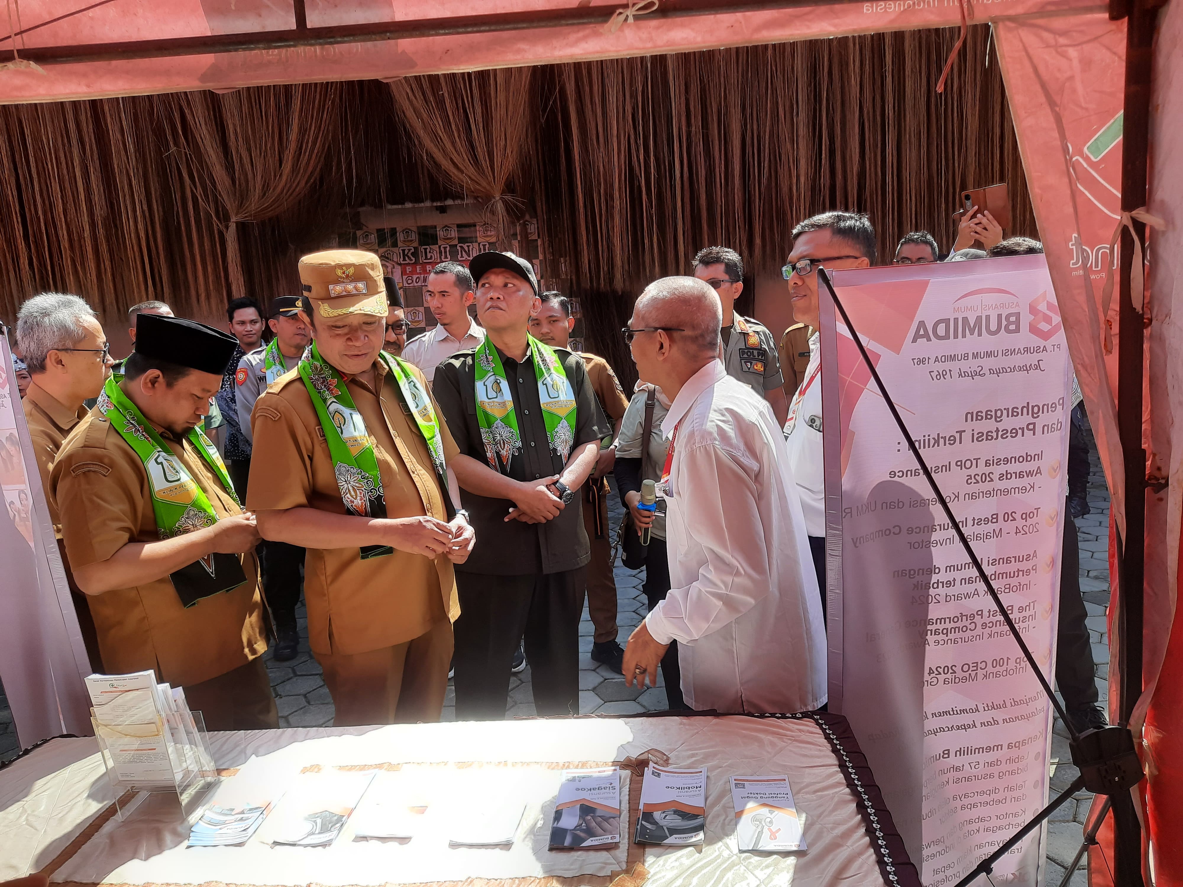 MENINJAU: Bupati Bondowoso saat melihat beberapa produk obat pertanian (FAQIH/RJ)