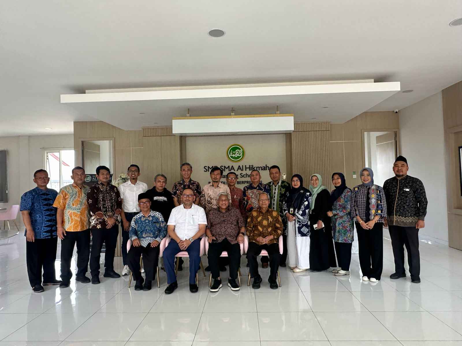 Kemensos melakukan studi banding (benchmarking) ke beberapa sekolah unggulan demi mencari komparasi penerapan kurikulum di Sekolah Rakyat.  (Kemensos RI)