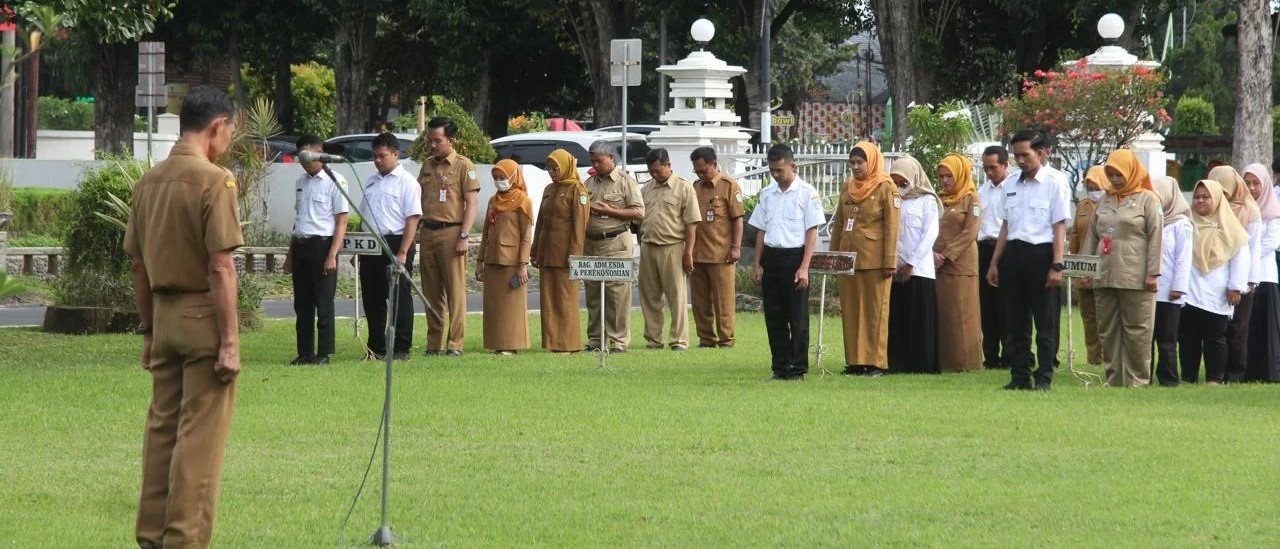 Pegawai di lingkungan Pemkan Lumajang rutin mengikuti kegiatan apel pagi.