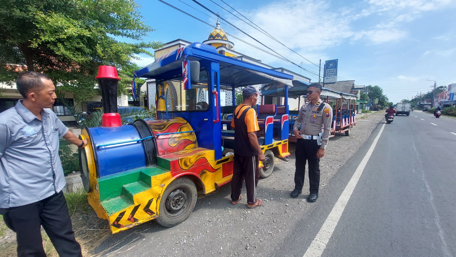 DIAMANKAN: Kereta kelinci atau odong-odong diamankan setelah terguling saat mengangkut siswa, guru, dan wali murid, di Dusun Jati Agung, Desa/Kecamatan Gumukmas, Selasa (10/6). (JUMAI/RADAR JEMBER)