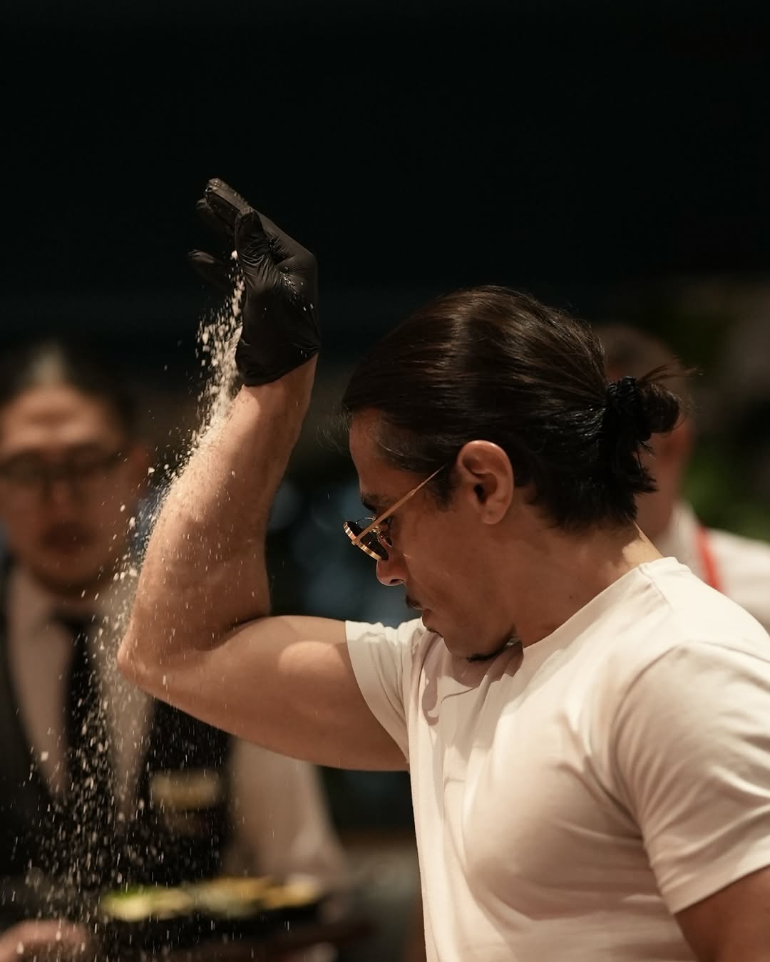 Aksi ikonik Nusret Gokce, alias Salt Bae, menabur garam di atas steak. (Instagram @wearenusret)