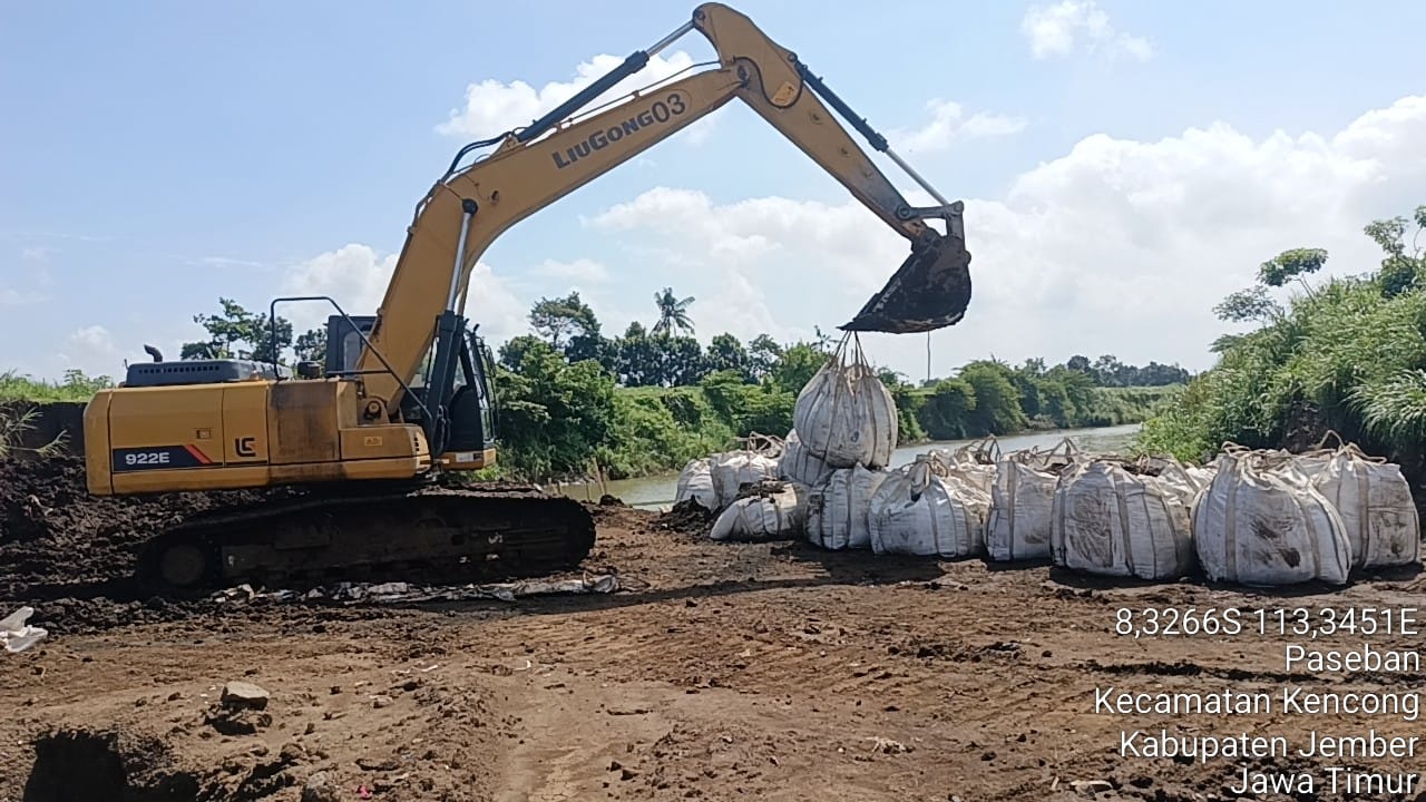 DIBANGUN: Ekskavator diterjunkan untuk membangun infrastruktur pengendalian banjir di Sungai Tanggul yang berada di Desa Paseban, Kecamatan Kencong. (PULUNG CHAUSAR)
