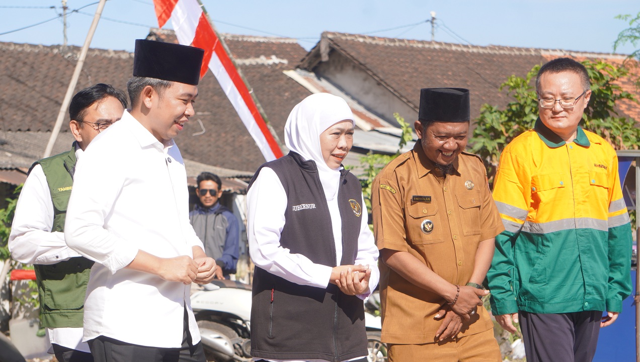 RENCANANYA DITAMBAH: Gubernur Khofifah bersama Bupati Fawait, dan perwakilan PT Imasco Puger, saat meresmikan jalan beton di Desa Kasiyan Timur, Kecamatan Puger (25/5/2025). (YULIO FA/RADAR JEMBER)