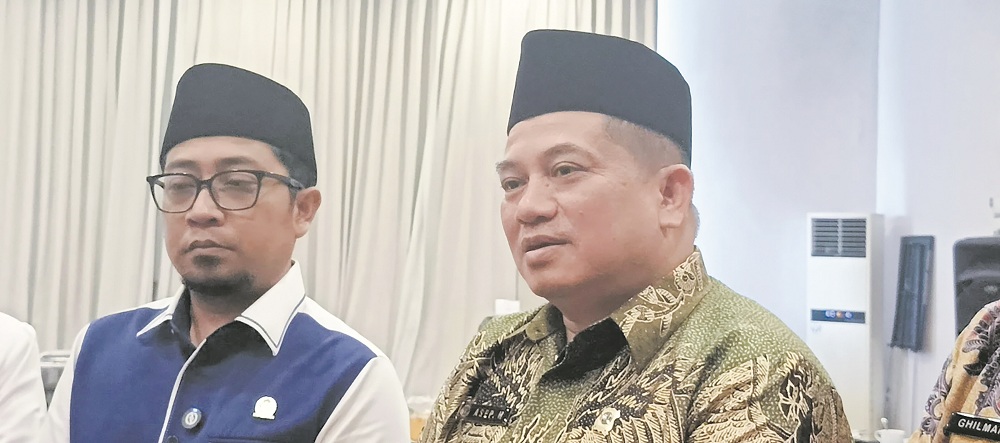 BERI PENJELASAN: Anggota Komisi II DPR Muhammad Khozin (kiri) dan Kepala Kantor BPN Jatim, Asep Heri, saat sosialisasi sertifikasi tanah wakaf, di salah satu hotel di Jalan Karimata, kemarin (11/6). (