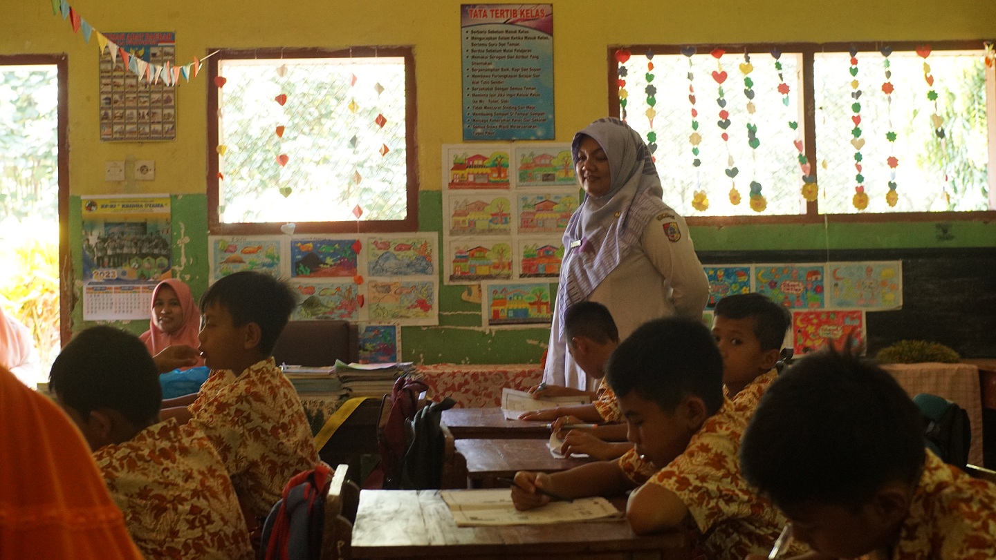 Kegiatan belajar mengajar (KBM) pada salah satu sekolah dasar di Jember. (YULIO FA/RADAR JEMBER)