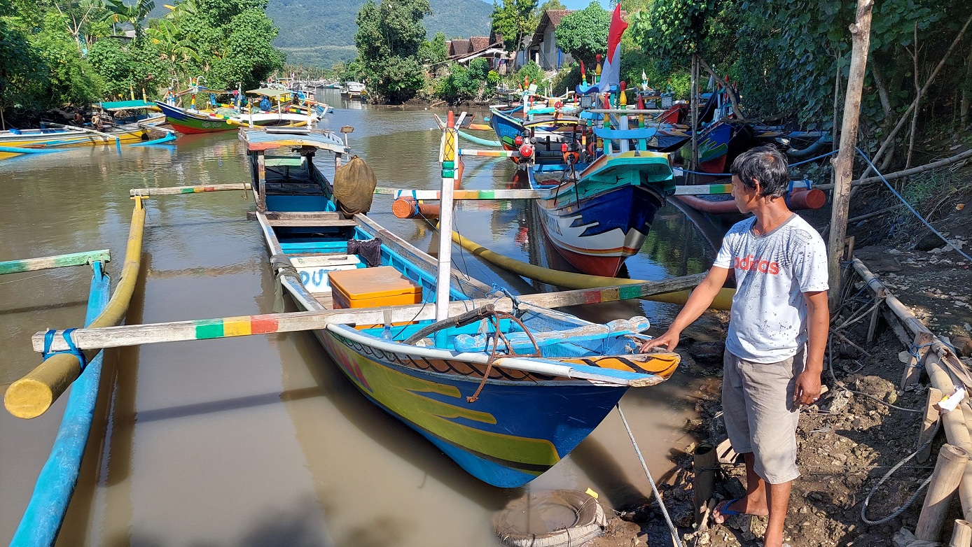HILANG: Mesin jukung jenis speed milik Suhar, warga Dusun Ledok&rsquo;an, Desa Mojosari, raib di Sungai Besini, Desa Puger Kulon, Kecamatan Puger. (JUMAI/RADAR JEMBER)