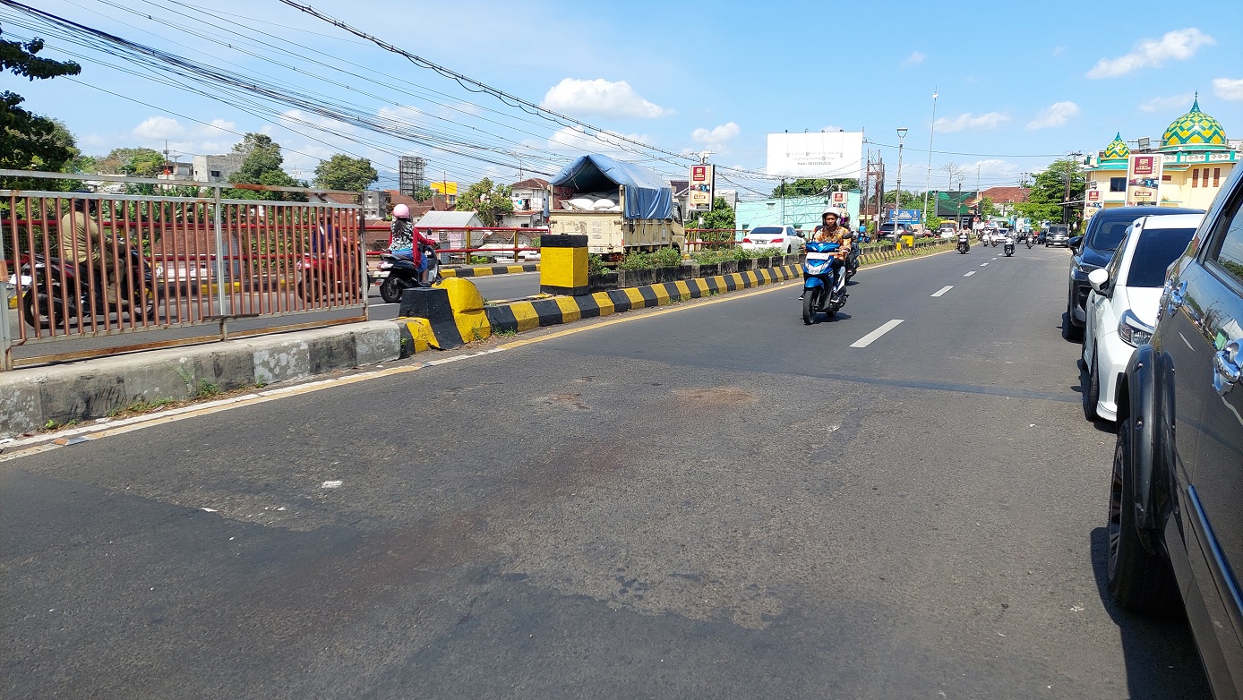 LOKASI KECELAKAAN: Nyawa pelajar 16 tahun, Ari Fatur Faras, melayang di Jembatan Geladak Kembar, Jalan Ahmad Yani, Kember, setelah mengalami kecelakaan, kemarin. (JUMAI/RADAR JEMBER)