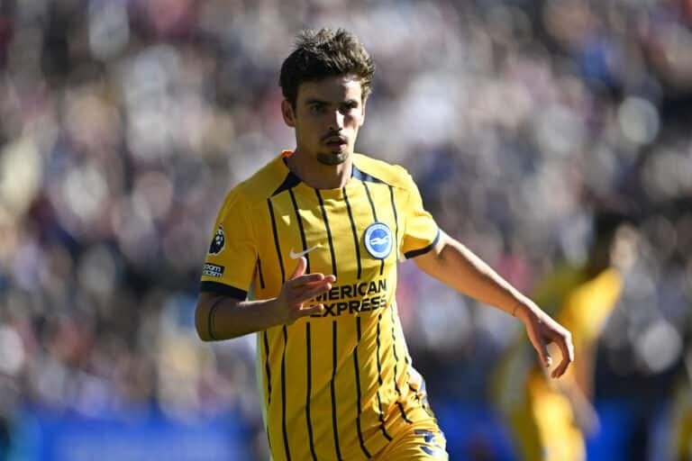 gelandang Brighton Matt O