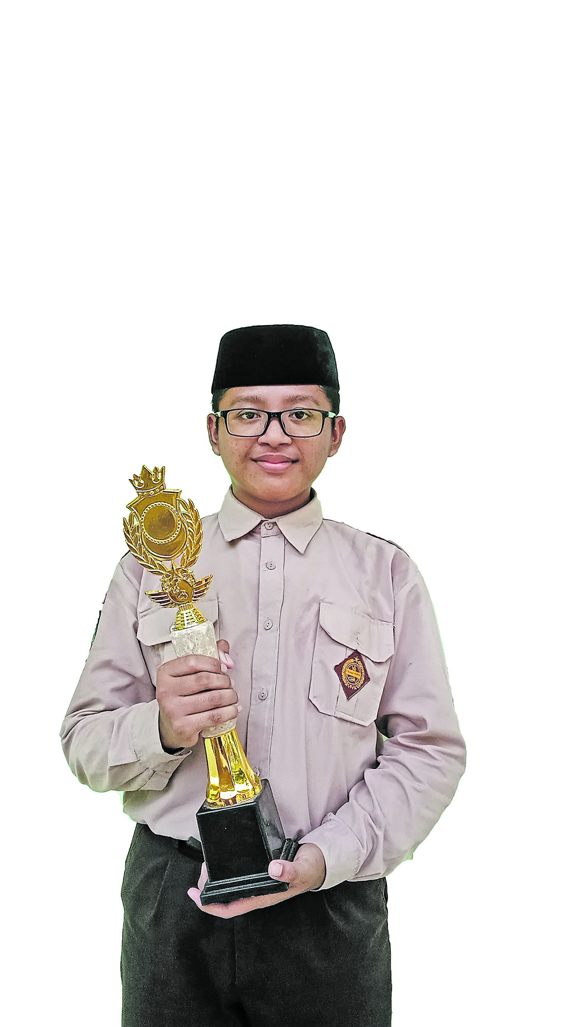 UNJUK GIGI: Ahmad Harisun Nafi&rsquo;, santri kelas MA Unggulan Nuris, merengkuh piala ajang National Arabic Competition (NAC) yang digelar STIKES Banyuwangi, Mei lalu. (NURIS JEMBER)