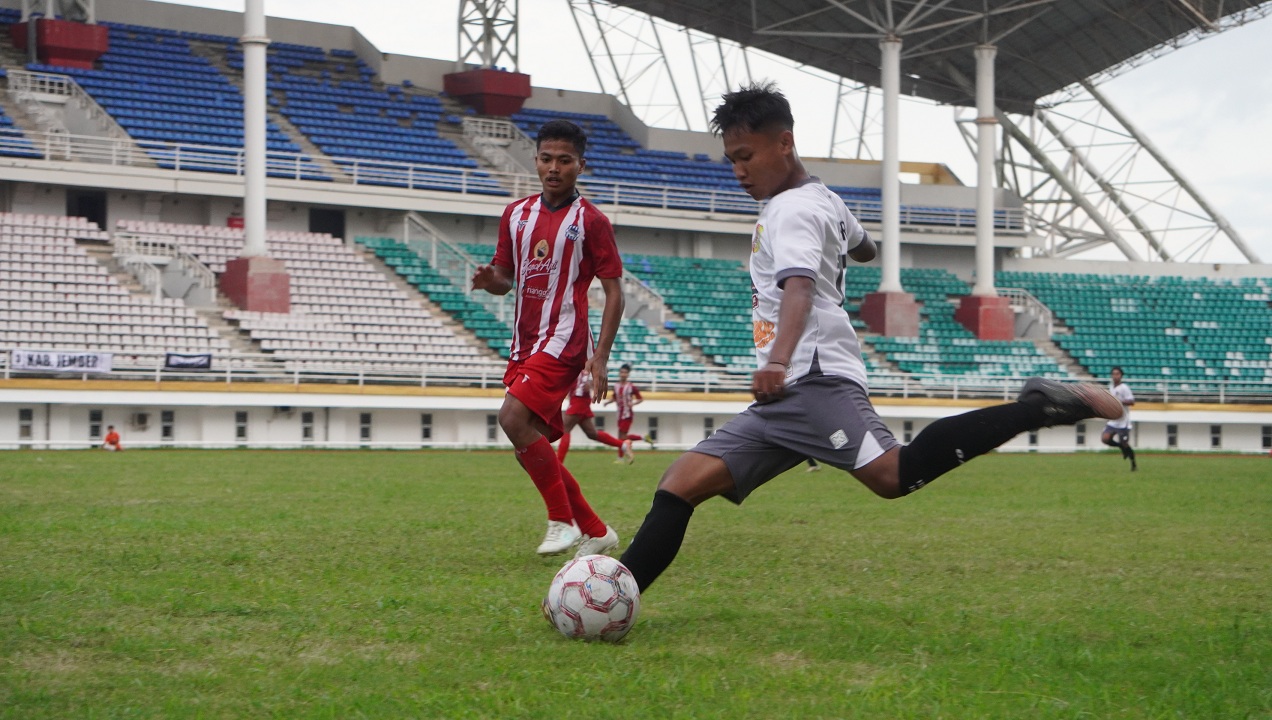 BEREBUT BOLA: Pemain sepak bola Porprov Jember (kanan) menjalani laga uji coba di Stadion JSG. Pada Porprov Jatim nanti, Jember satu grup dengan tuan rumah Kota Malang. (YULIO FA/RADAR JEMBER)