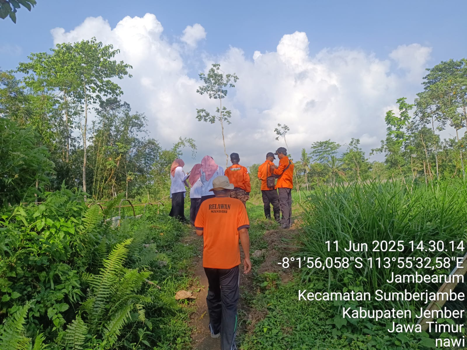 Pantauan personel BPBD Jember di sekitar kaki Gunung Raung, Desa Gunung Malang dan Desa Cumedak, dan Desa Jambearum, Kecamatan Sumberjambe. (Foto Pusdalops BPBD Jember)