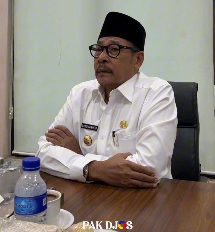 Wakil Bupati Jember Djoko Susanto, saat dikonfirmasi awak media di Kantor Pemkab Jember, terkait kunjungan Bupati Fawait ke luar negeri, Rabu (12/6).  (Foto Djoko)