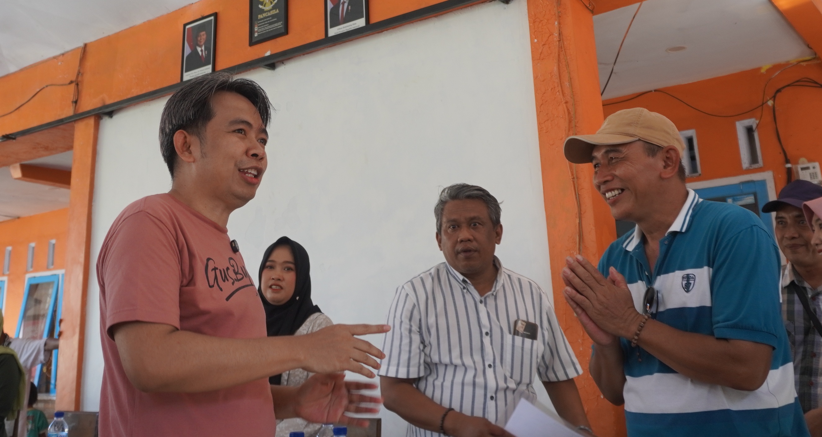 SAPA WARGA: Bupati Fawait saat bertemu dengan masyarakat dan meminta seluruh lapisan masyarakat untuk ikut mendukung program-program pemerintah. (MAULANA/RADAR JEMBER)