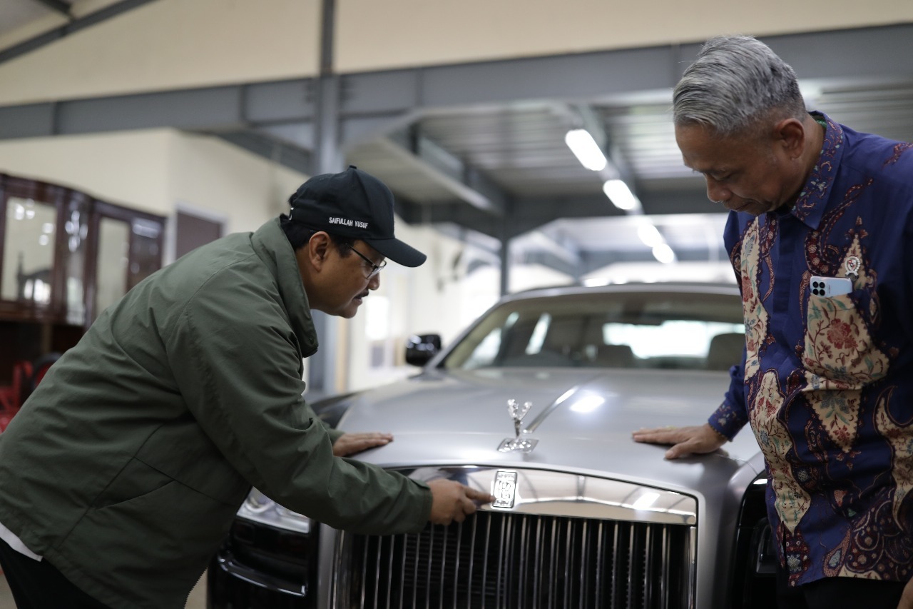 Mensos Gus Ipul bersama Wamensos Agus Jabo melihat mobil Roll-Royce yang dilelang Kemensos. (Kemensos RI)