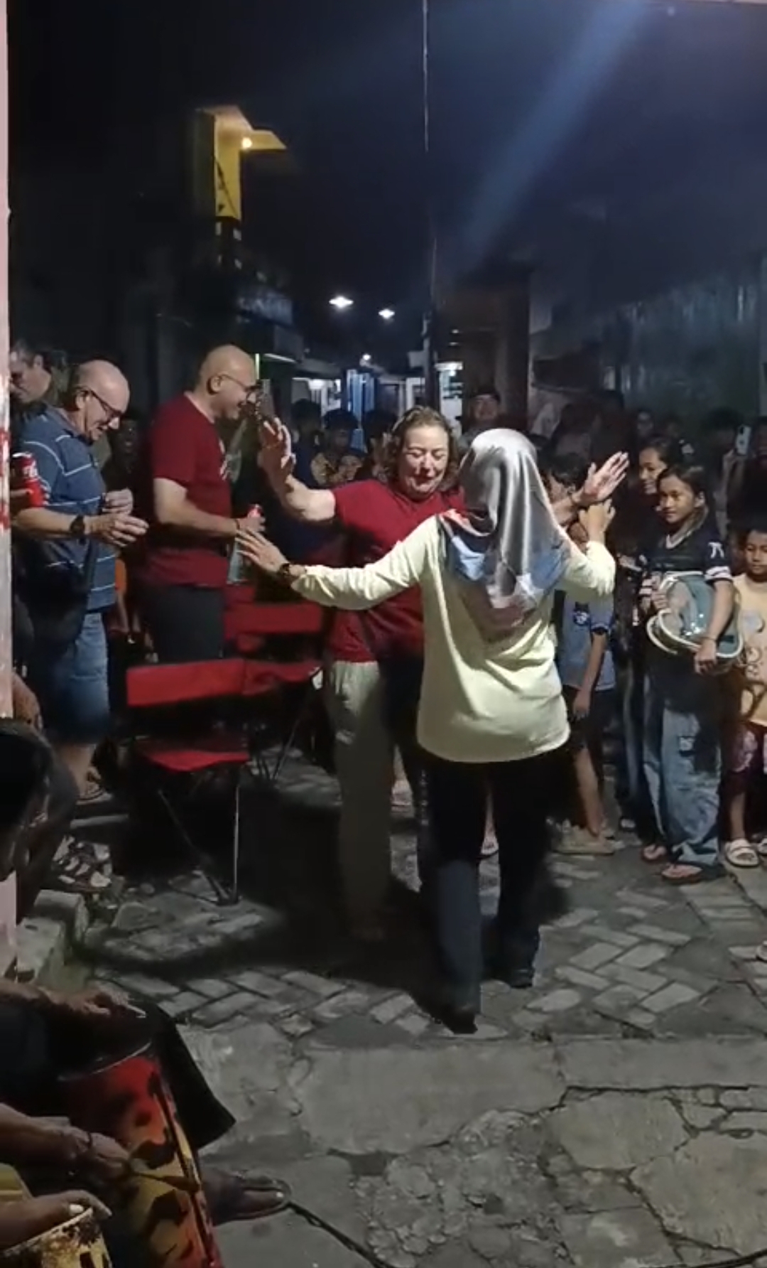 Sejumlah turis asal Spanyol saat mengunjungi Jember. Tepatnya di Kampung Wetan Pasar, Johar Plaza, Blok M, Jember, Rabu malam 11 Juni 2025. (Foto Disparbud Jember)