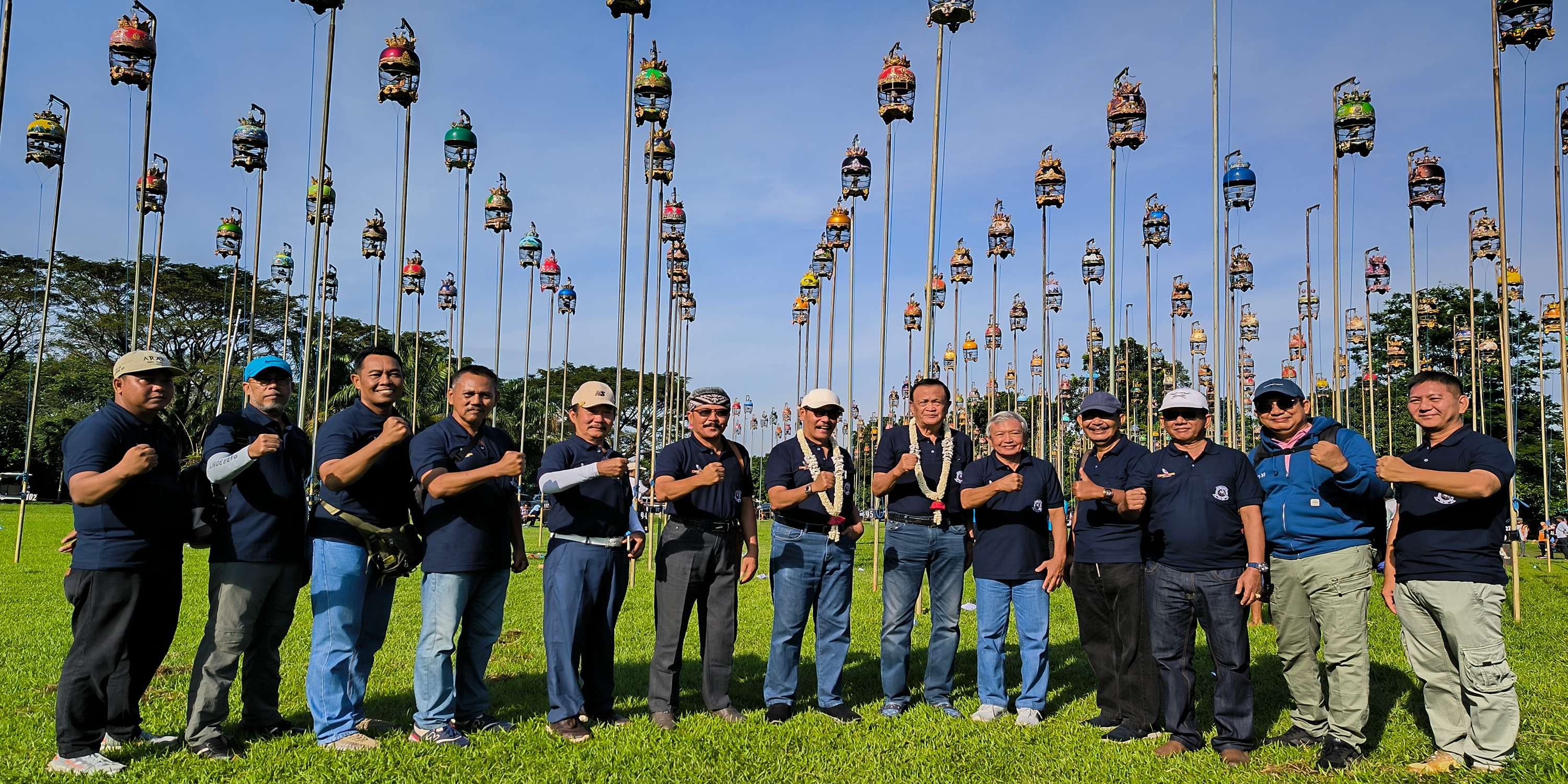DIMULAI: Wakil Bupati Jember Djoko Susanto usai pelepasan burung perkutut, simbolis pembukaan lomba burung berkicau nasional Piala Djos di Tegal Besar, Kaliwates, Jember, Minggu (15/6). (MEGA/RJ)