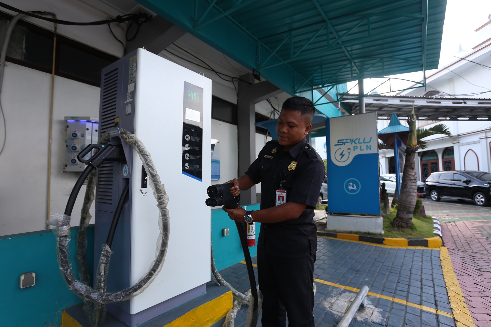 UNTUK UMUM: Charging SPKLU di Kantor PLN UP3 Jember ini senantiasa didampingi petugas siaga 24 jam. (YULIO FA/RADAR JEMBER)