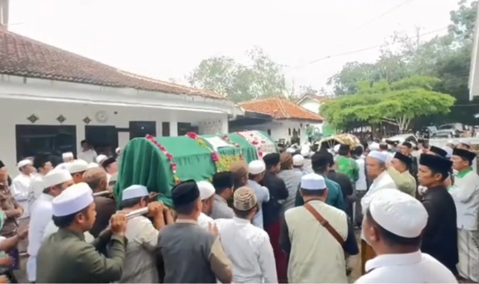 BERDUKA: Wakil Ketua PWNU Jatim sekaligus Ketua PCNU Pamekasan KH Taufik Hasyim meninggal dunia bersama istrinya setelah mengalami kecelakaan lalu lintas di jalan Tol Pasuruan-Probolinggo. (warganet)