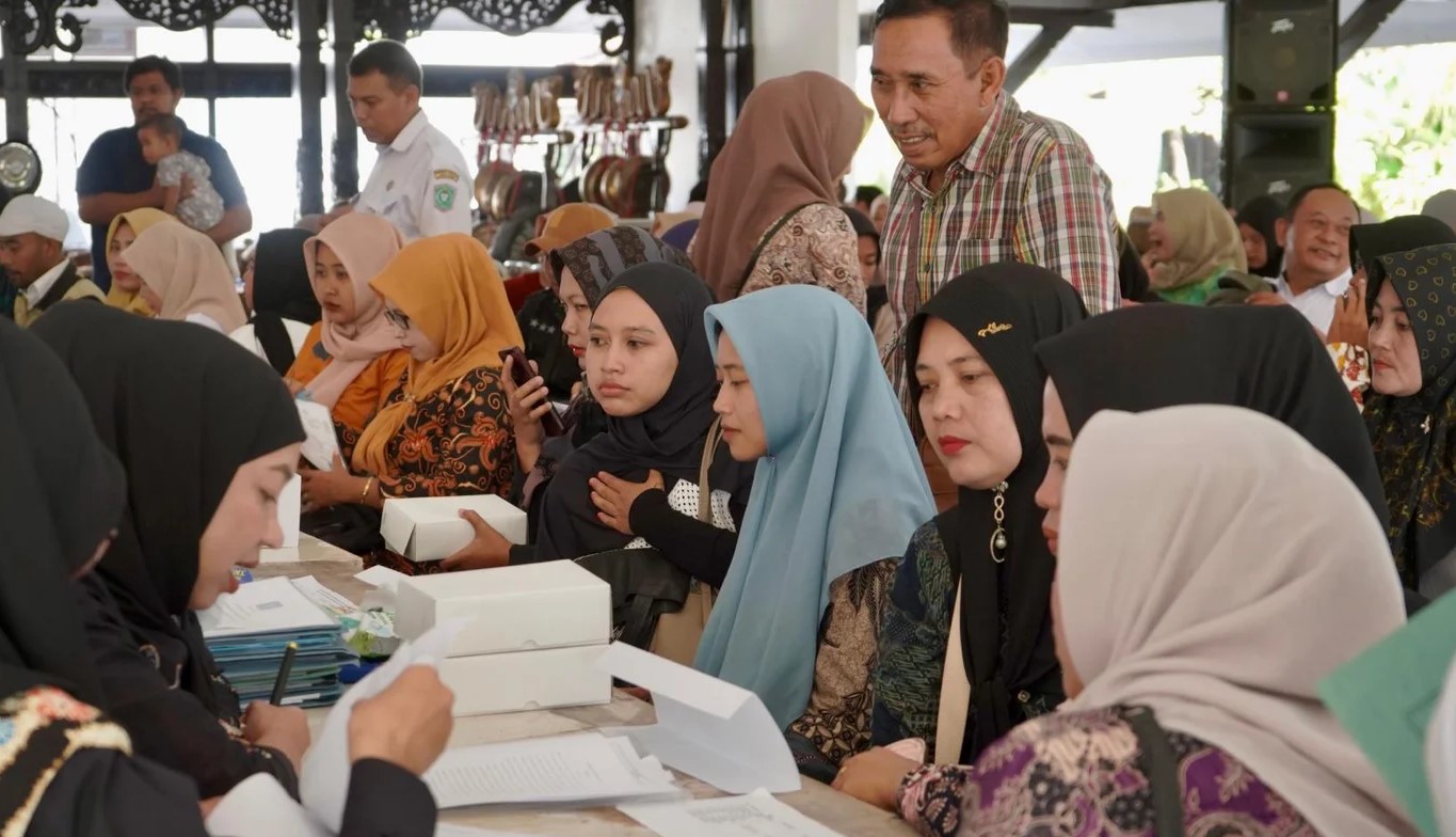 TANDATANGAN: Sejumlah pengurus koperasi desa (kopdes) merah putih se-Lumajang saat melakukan penandatangan minuta akta notaris.
