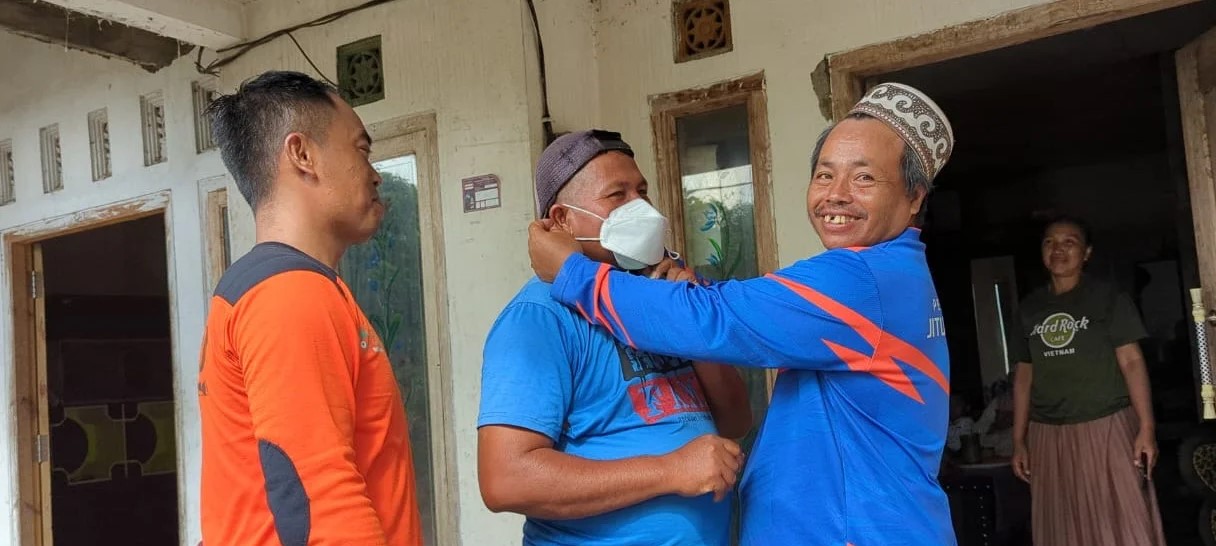 ANTISIPASI: Petugas BPBD Bondowoso memberikan bantuan kepada warga terdampak erupsi Gunung Raung.