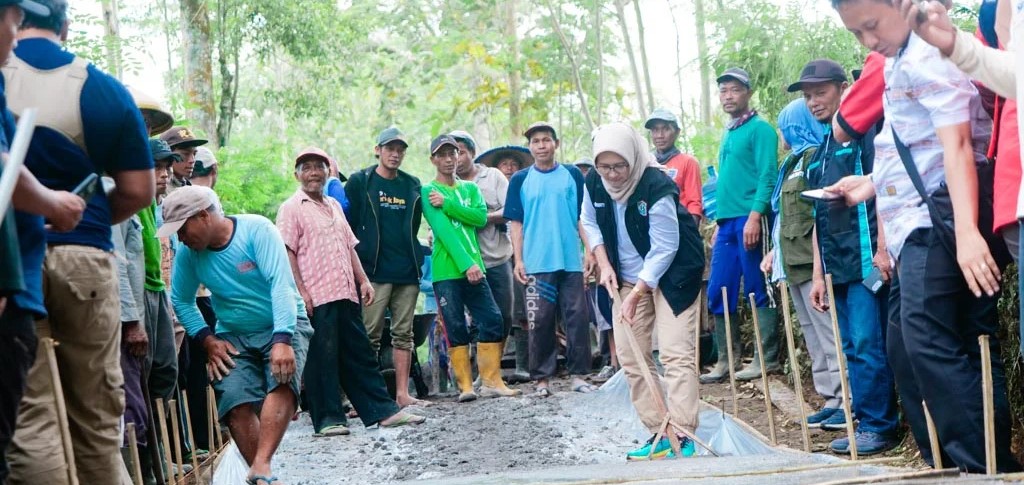 TINJAU: Bupati Lumajang Indah Amperawati saat meninjau langsung lokasi perbaikan akses jalan desa dengan swadaya masyarakat, akhir pekan kemarin.