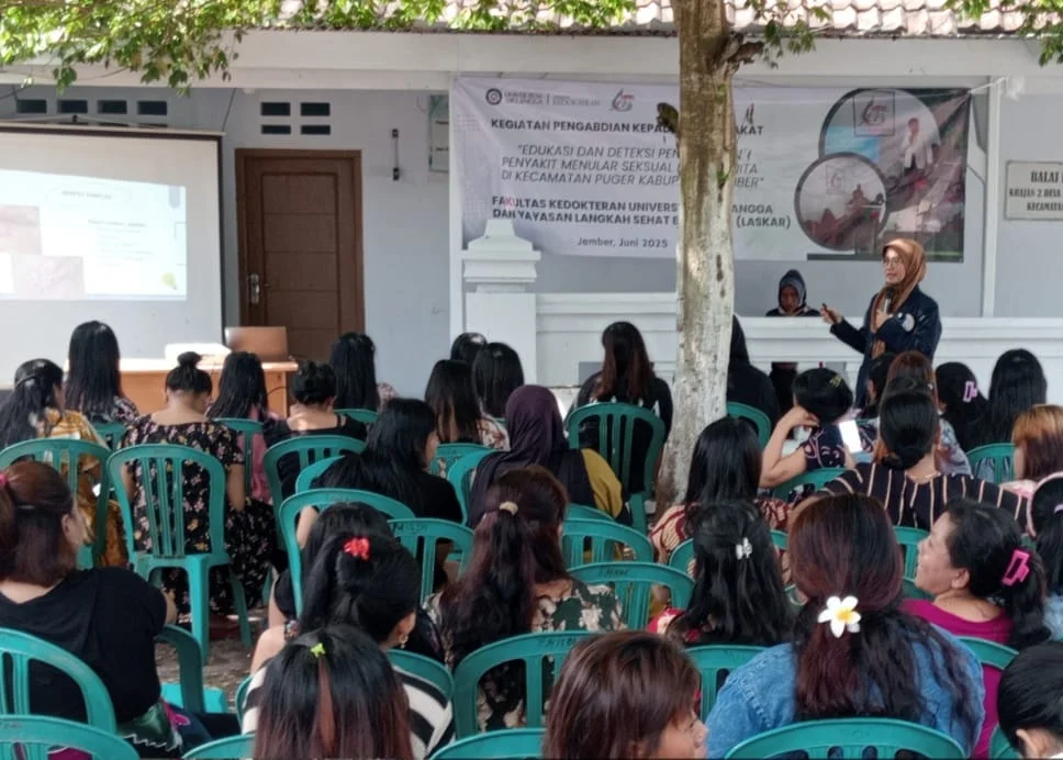 BERI PEMAHAMAN:&nbsp;Pemberian edukasi dari FK Unair di Kecamatan Puger, Sabtu (14/6/2025).