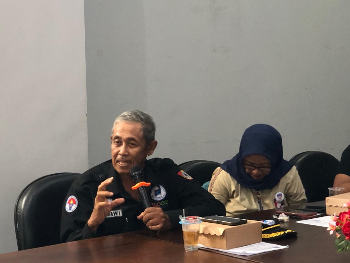 SAMPAIKAN PENDAPAT: Ketua cabor Gantole Jember Nawawi menyampaikan penolakan fasilitas hotel yang diterima atlet gantole Jember.