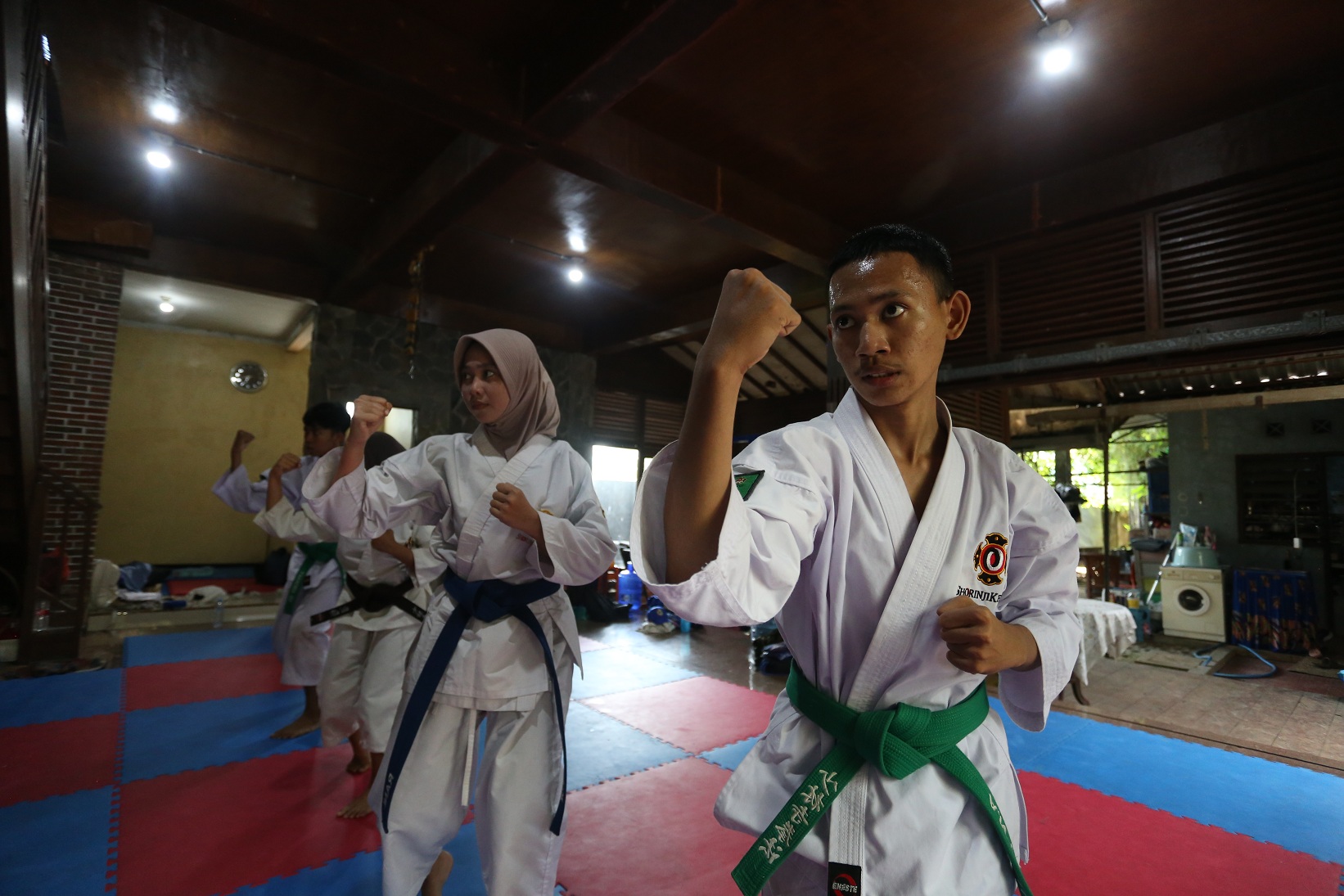 TEKUN: Atlet perwakilan Jember pada cabor kempo terus berlatih menjelang gelaran Porprov Jatim IX di Dojo Shorinji Kempo, Minggu (15/6/2025). (YULIO FA/RADAR JEMBER)