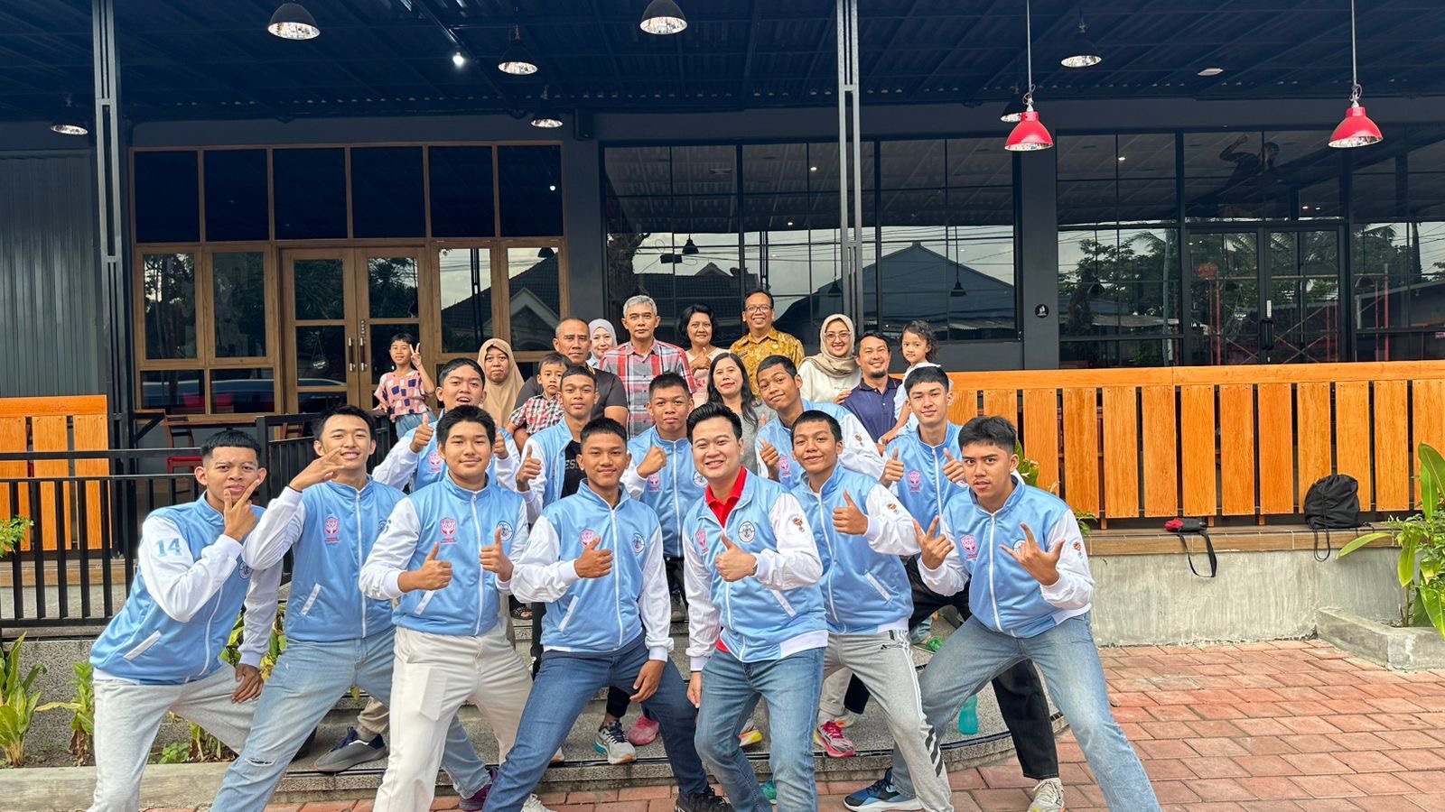 MANDIRI: Sejumlah atlet dan official tim basket Bondowoso bersiap untuk berangkat ke Porprov IX. (ISTIMEWA)