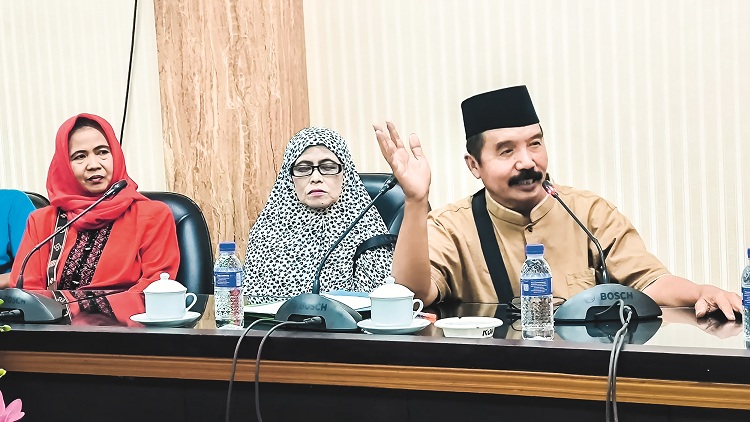 Ketua Jatian Center (Jtc) Abdul Wahab mewakili pedagang di Dusun Kaliputih, Desa/Kecamatan Rambipuji, mengadukan nasib digusurnya warung oleh Pemprov, ke Komisi B DPRD Jember, Senin (16/6/2025)