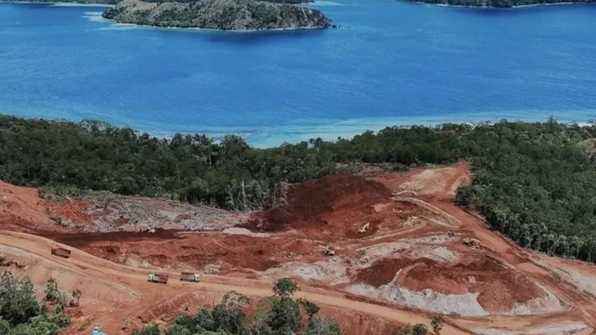 GUNDUL: Potret aktivitas penambangan di salah satu pulau Raja Ampat, Papua Barat Daya. Sejumlah pihak menyebut bahwa gambar tersebut adalah rekayasa AI. (Instgram greenpeaceid)