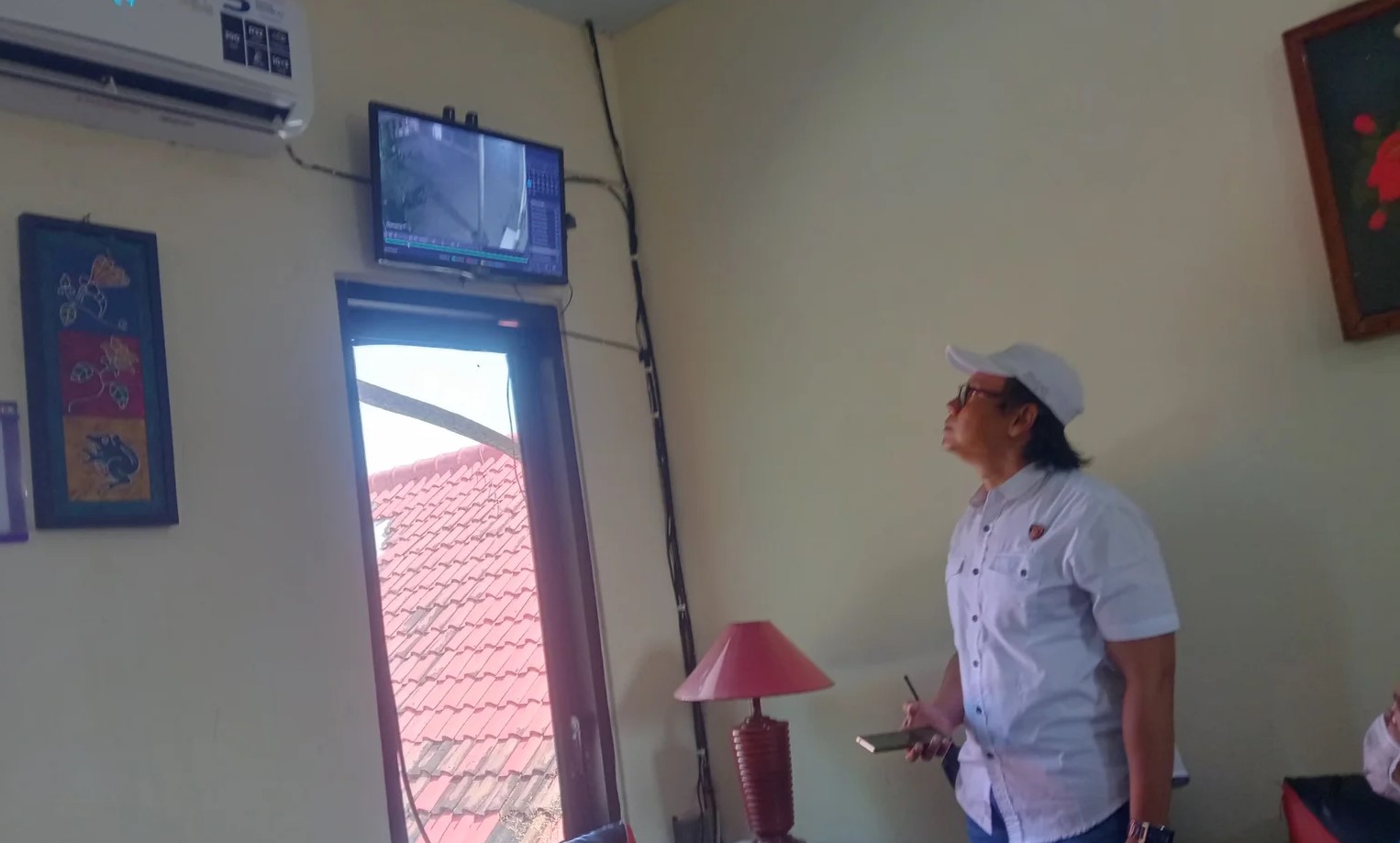 OLAH TKP: Kanit Reskrim Polsek Tempeh saat melihat langsung rekaman CCTV milik Klinik Hakim Medika di Dusun Krajan, Desa Pandanwangi, Kecamatan Tempeh, kemarin.