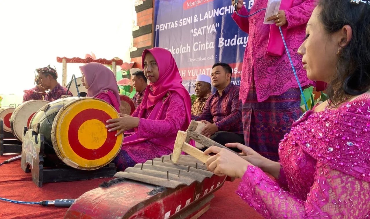 INSPIRATIF: Sejumlah tenaga pendidik memainkan alat musik tradisional, dalam launching buku Satya-Sekolah Cinta Budaya, Sabtu (14/6).