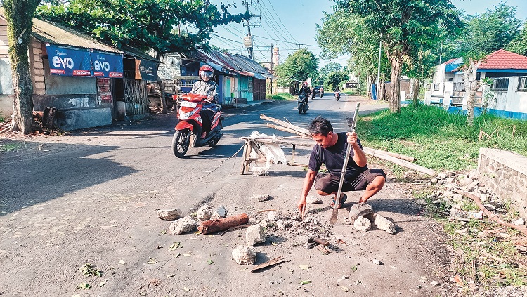 DIDUGA ASAL-ASALAN: Gorong-gorong di Jalan Raya Dusun Besuk, Desa Wirowongso, Kecamatan Ajung, Jember, jebol lagi setelah diperbaiki sepekan yang lalu.