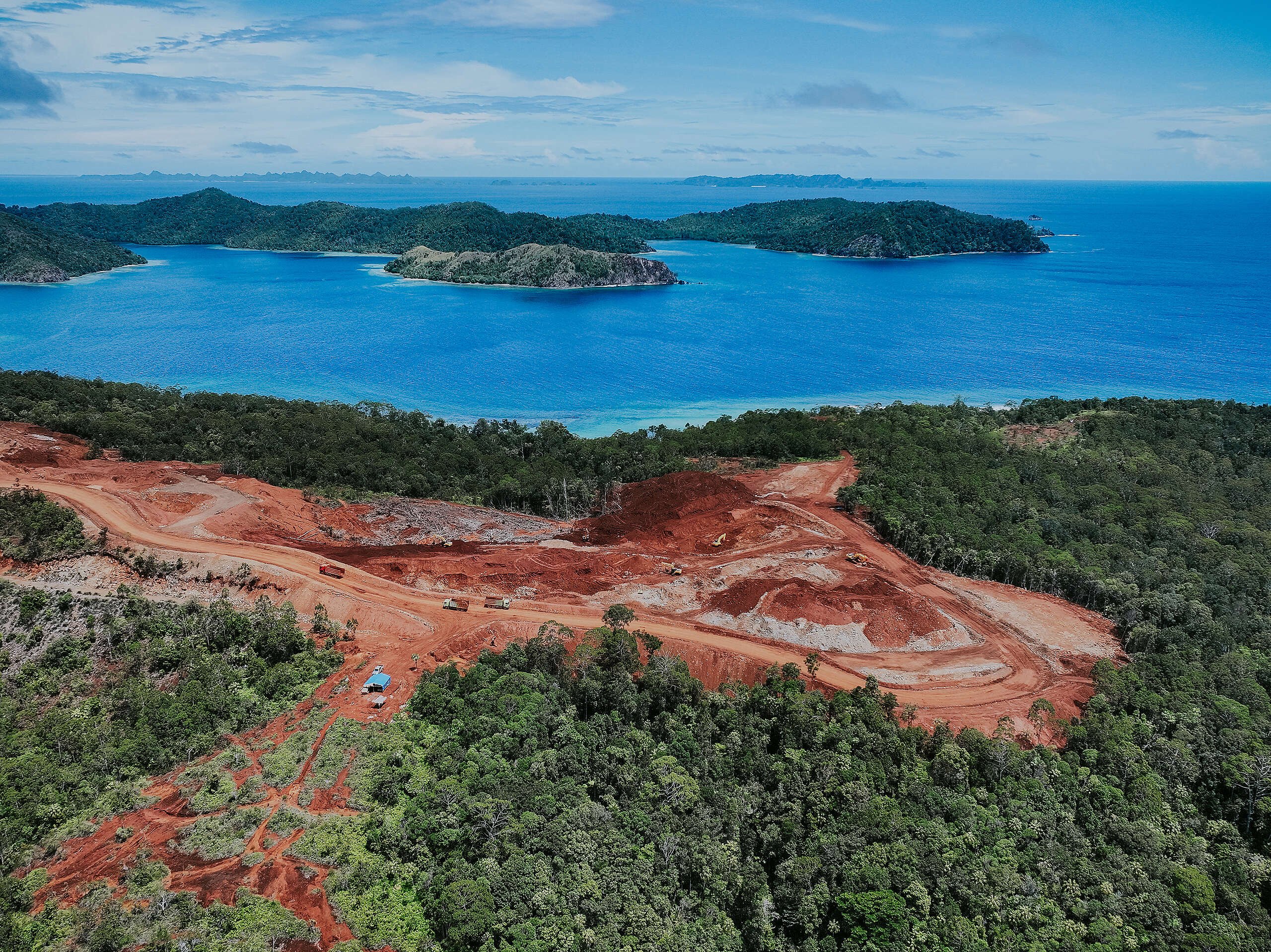 Raja Ampat yang terus menuai sorotan tajam lantaran aktivitas penambangan. Dibalik keluarnya IUP nikel di Raja Ampat, ada sejumlah elit ditengarai memberikan jalan mulus. (Foto Greenpeace)
