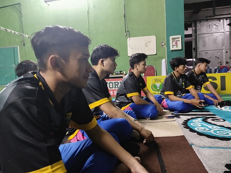 SOLIDKAN PEMAIN: Sejumlah atlet bulu tangkis Porprov Jember saat diberikan penguatan mental sebelum berangkat ke Kota Malang, di Lapangan PB DMG, Senin malam (16/6/2025).