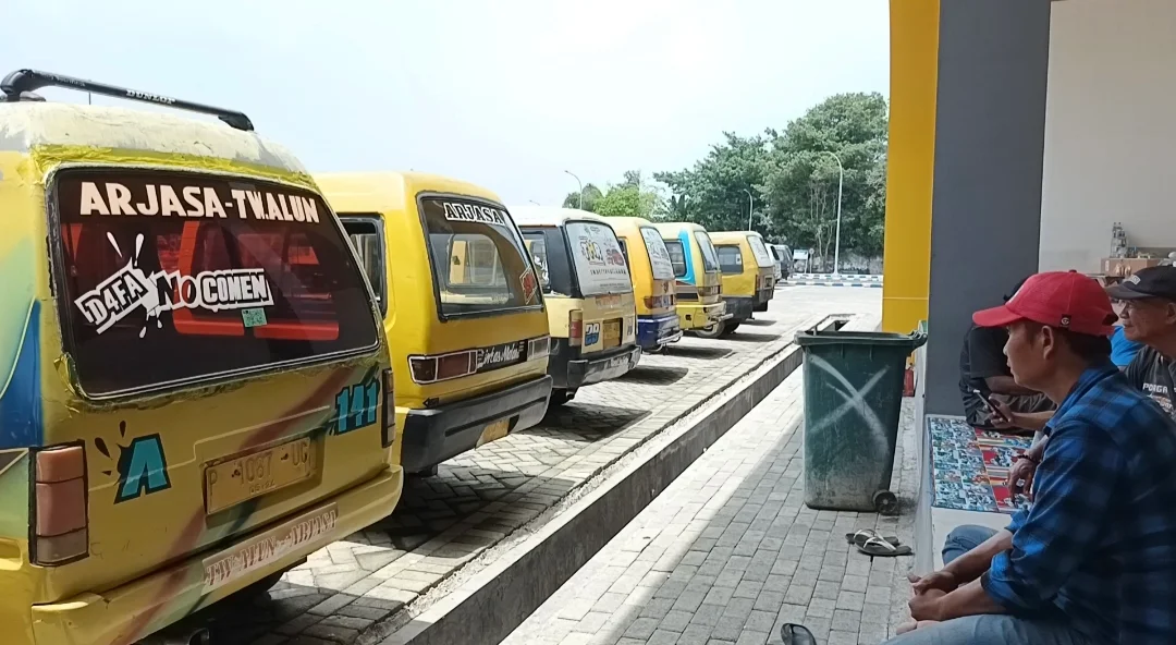 HIDUP SEGAN: Angkutan lin kuning yang biasa terparkir di Terminal Tawang Alun.