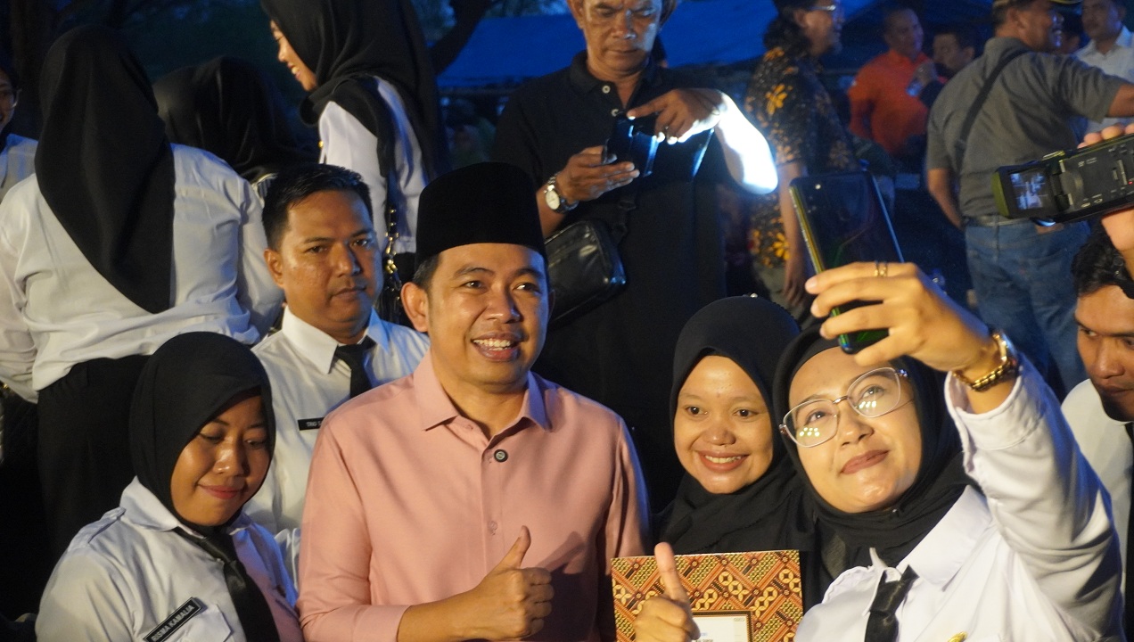 AKRAB: Bupati Jember Gus Fawait diajak foto bersama PPPK Pemkab Jember yang baru mendapatkan SK di Pantai Watu Ulo, awal Juni kemarin.