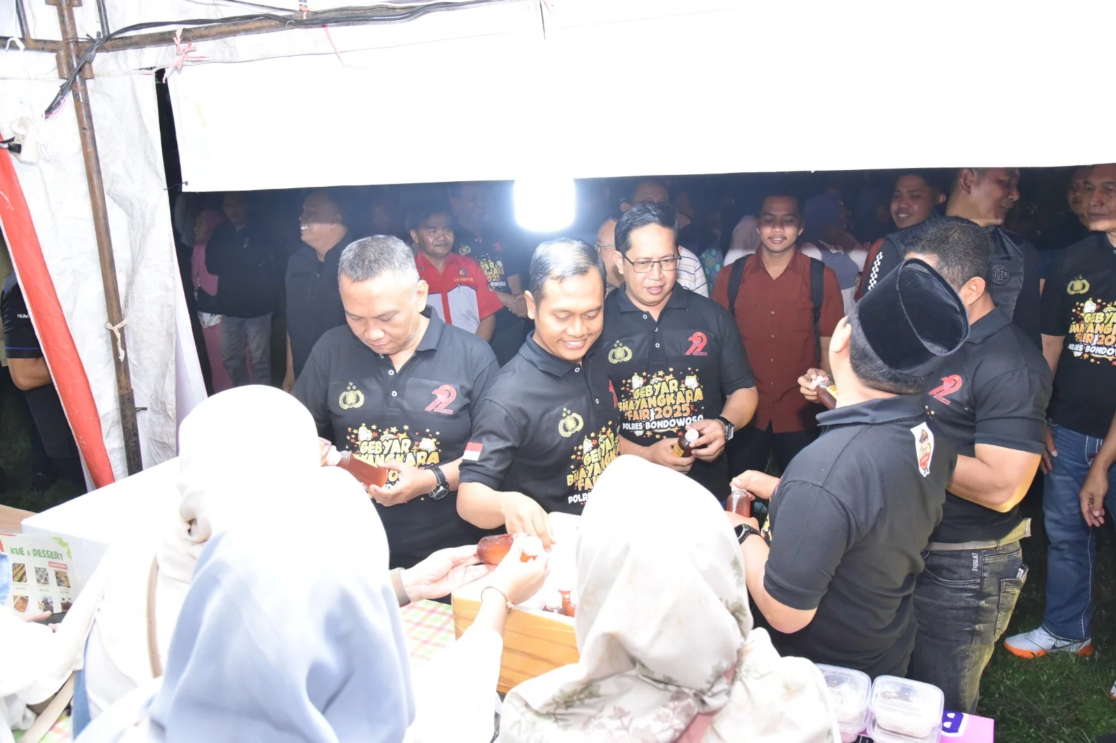 RAMAH: Kapolres Bondowoso AKBP Harto Agung Cahyono bersama sejumlah pihak terkait, mendatangi pelaku UMKM yang berjualan di area alun-alun.