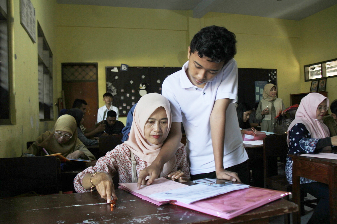 ANTRE: Siswa dan walinya daftar SPMB SMPN 2 Jember tahap pertama, kemarin.