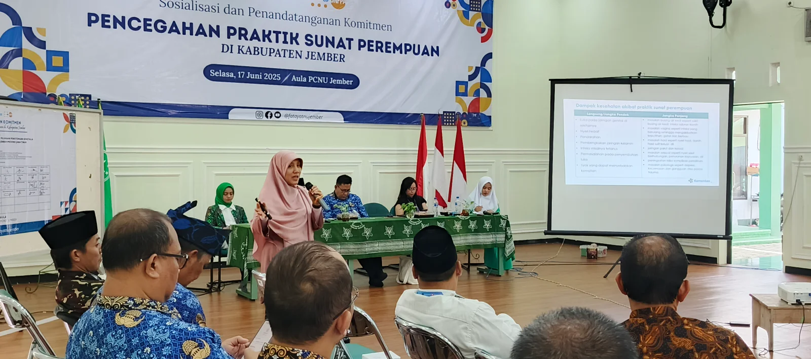 BERI PAPARAN: Yosneli, salah satu utusan Kemenkes RI, memberikan paparan terkait bahayanya sunat perempuan, di Kantor PCNU Jember, Selasa (17/6/2025).