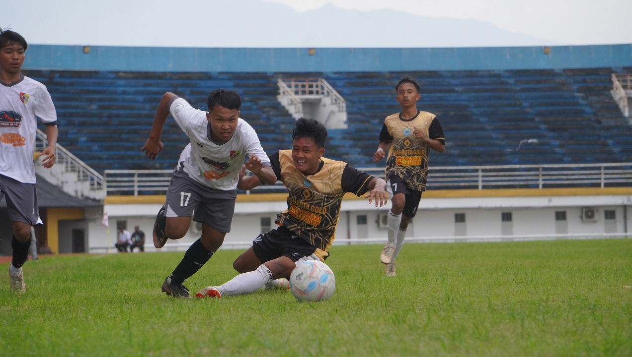 MENEROBOS: Ismail, salah satu penyerang tim sepak bola Jember berusaha melewati barisan pertahanan lawan kala bersua Lumajang pada laga Pra Porprov, (27/5/2025).