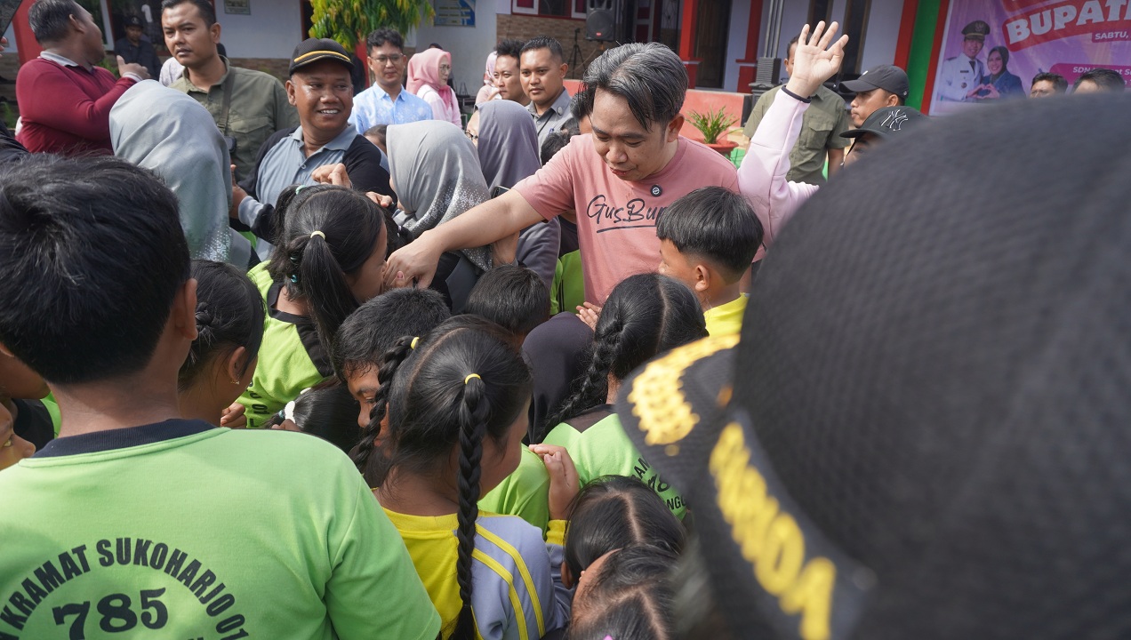 BERMAIN BERSAMA: Bupati Fawait saat bertemu dan bermain bersama anak-anak sekolah dasar, di Desa Kramat Sukoharjo Kecamatan Tanggul, (24/5/2025).