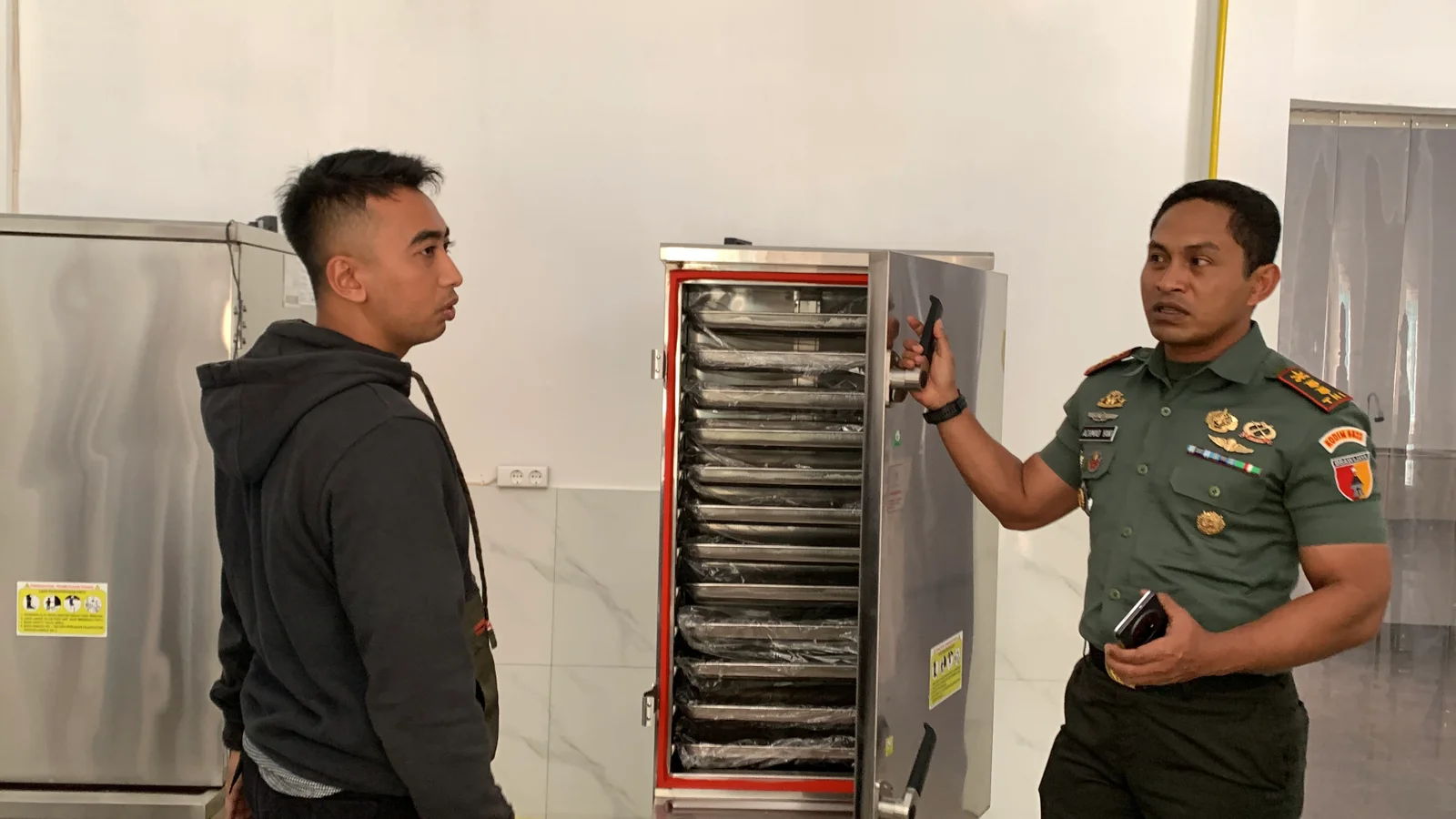 DIPASTIKAN SIAP: Komandan Kodim 0822 Bondowoso : Letkol Arh Achmad Yanimelihat kesiapan SPPG Mandiri bersapa asisten lapangan (Aslap) dan mitra, kemarin (17/6)