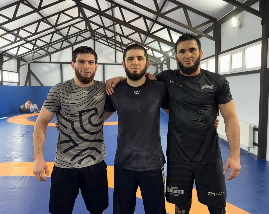 AURA PEMENANG: Islam Makhachev (tengah) saat berlatih bersama rekan timnya. (Ig Islammakhachev)
