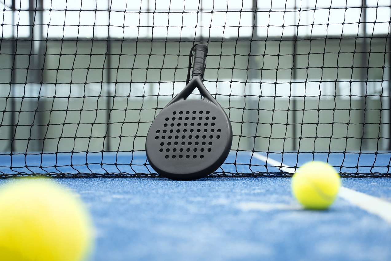 Selain populer, olahraga padel terbilang unik, mirip gabungan antara tenis dan squash. (Freepik)